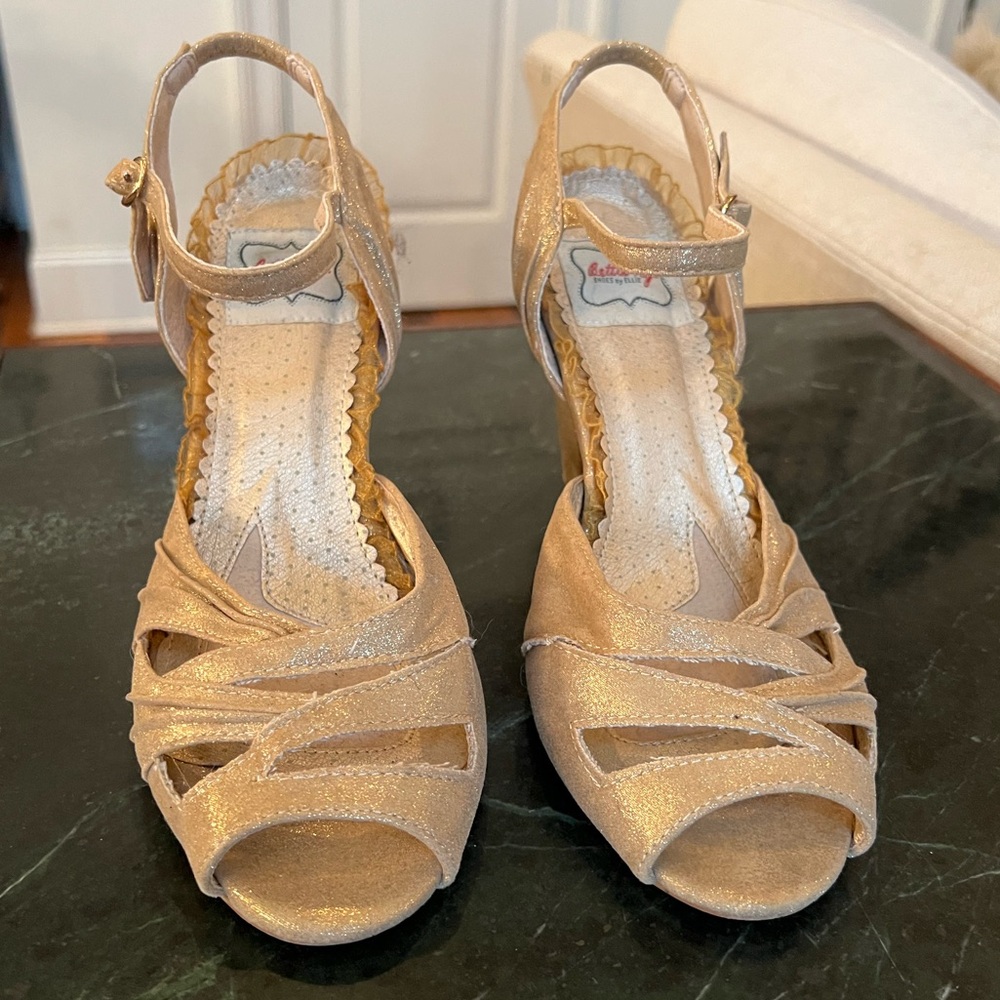 Bettie Page Women's Gold Pinup, Retro, Vintage 4”Heeled Sandal Size 8